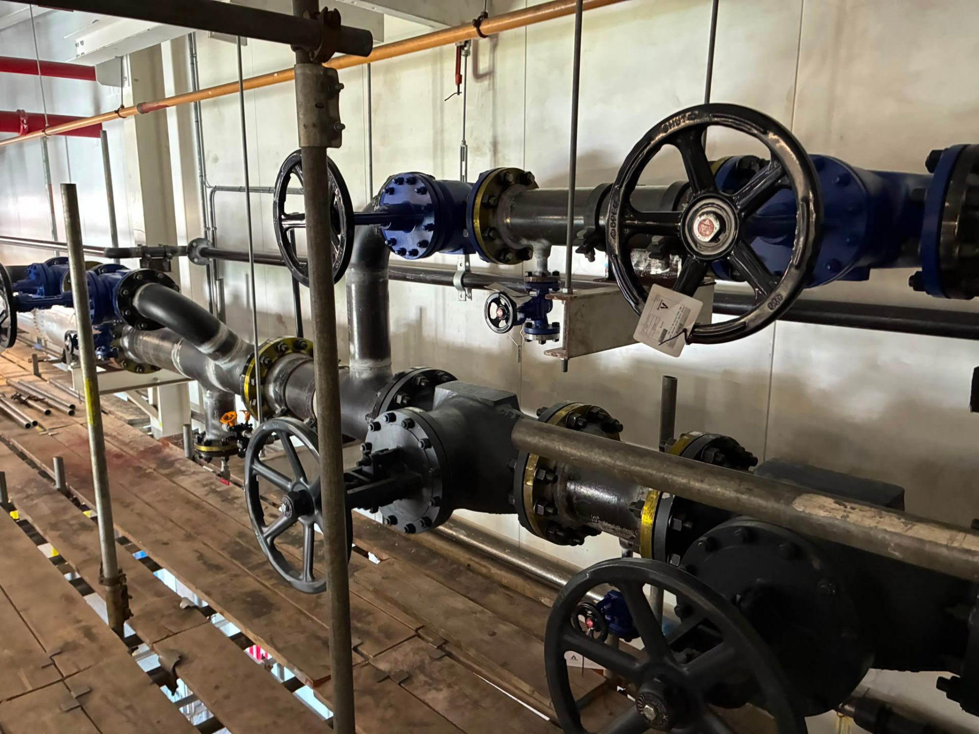 Carbon steel valve manifold with flanged pipework