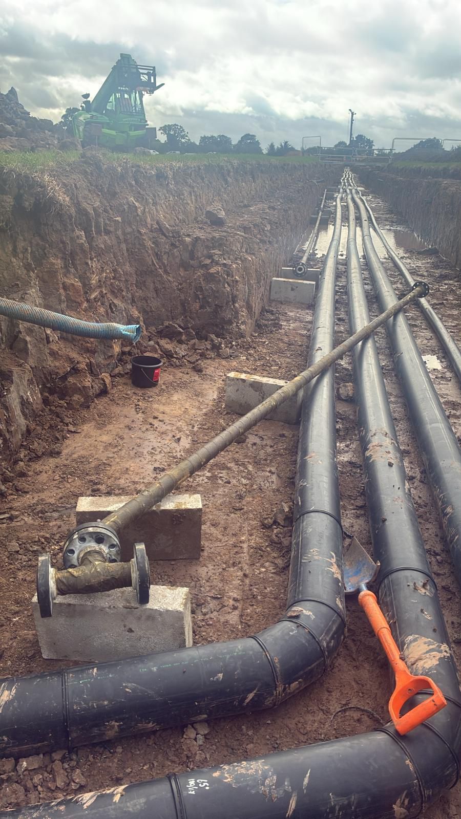 HDPE pipeline installation in open trench